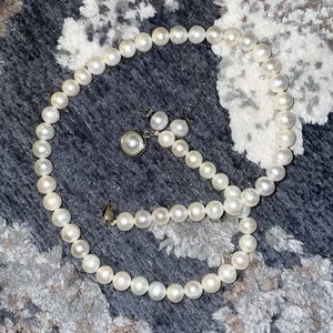 Pearls necklace and earrings